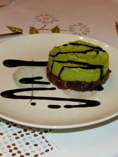 Una foto de Tartar de atún con aguacate