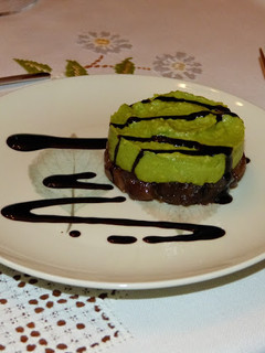 Una foto de Tartar de atún con aguacate