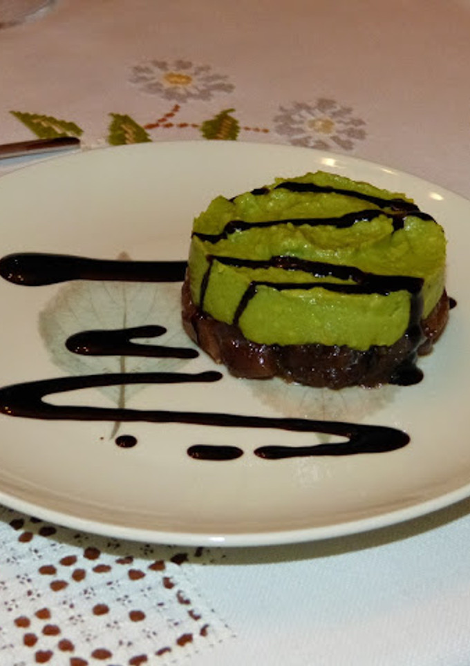 Una foto de Tartar de atún con aguacate