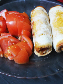 Una foto de Rollitos de pan de molde con chistorra