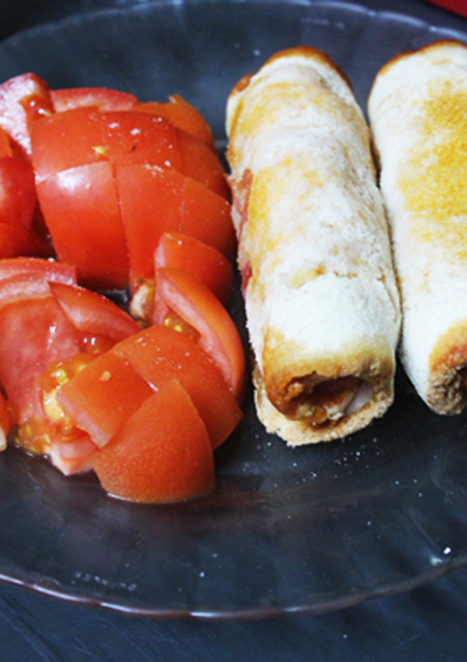 Una foto de Rollitos de pan de molde con chistorra