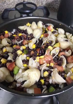 Una foto de Ensalada de frijoles y pasta