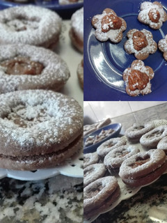 Una foto de Galletitas de chocolate amargo rellenas de dulce de leche😋🍪🍰