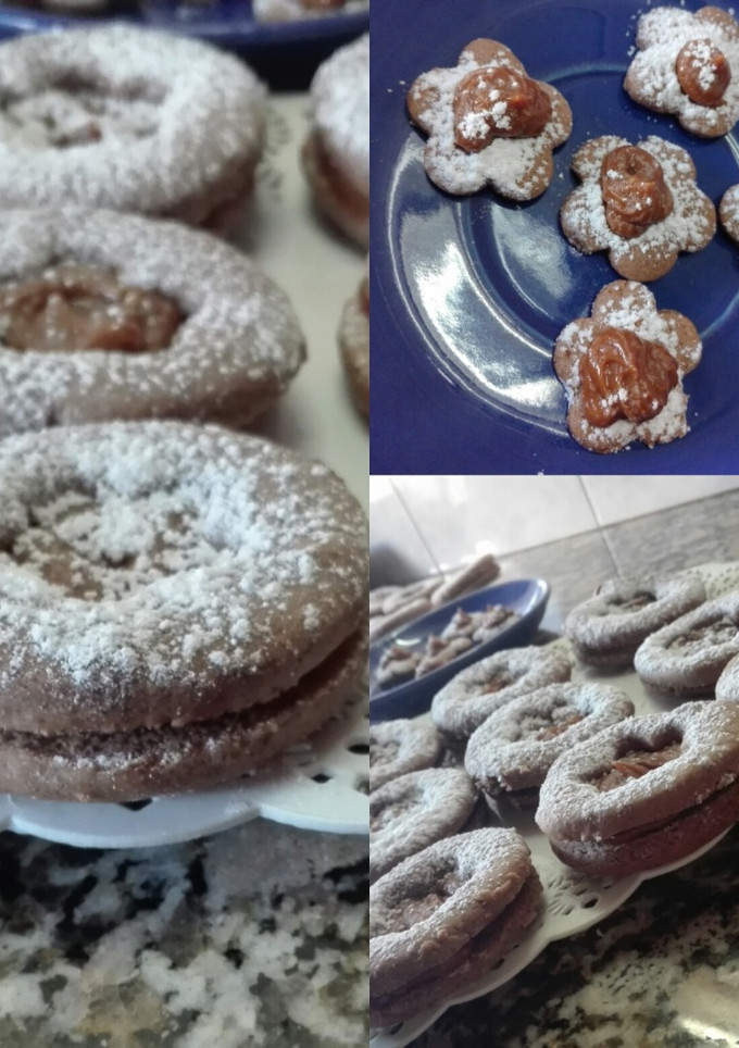 Una foto de Galletitas de chocolate amargo rellenas de dulce de leche😋🍪🍰