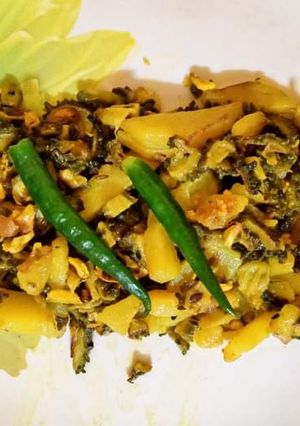 উচ্ছে আলুর চচ্চড়ি (Ucche aloor chocchori) রেসিপির প্রধান ছবি