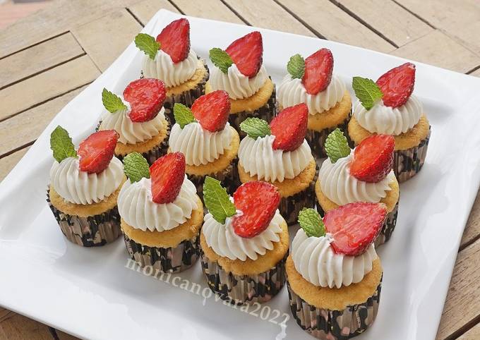 Resep Cupcake Vanilla Dengan Topping Strawberry (Chiffon-based) Oleh ...