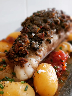 Una foto de Rape al horno con costra de anchoas y olivas negras