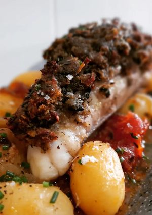 Una foto de Rape al horno con costra de anchoas y olivas negras