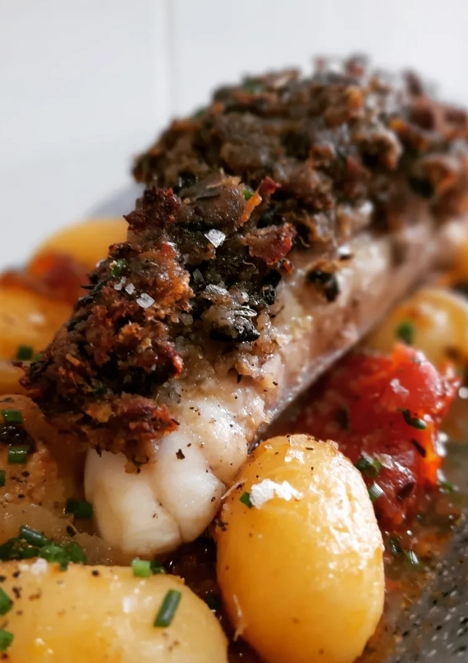 Una foto de Rape al horno con costra de anchoas y olivas negras
