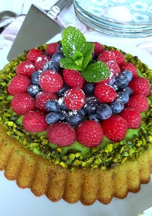 Une photo de Tarte renversée pistache et fruits rouges