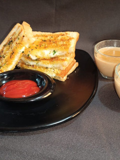 ચીઝ ગાર્લિક બ્રેડ (Cheese Garlic Bread Recipe in Gujarati) રેસીપી મુખ્ય ફોટો