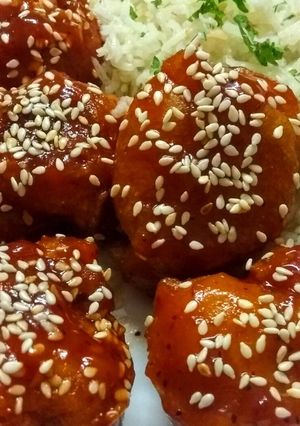 Szezámmagos mézes-mázas csirkemell falatok recept fotója