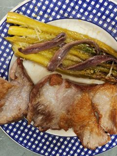 Una foto de Secreto ibérico con espárragos trigueros en salsa de limón
