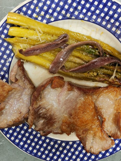 Una foto de Secreto ibérico con espárragos trigueros en salsa de limón