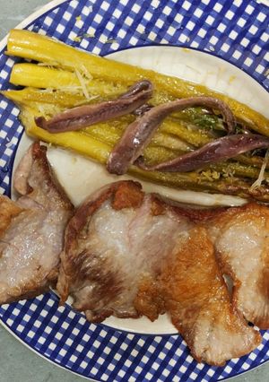 Una foto de Secreto ibérico con espárragos trigueros en salsa de limón