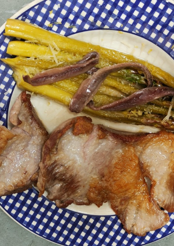 Una foto de Secreto ibérico con espárragos trigueros en salsa de limón
