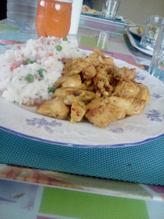 Una foto de Arroz 3 delicias con Pinchitos de Pollo