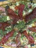 545. Pizza de butifarra y pesto (principal pasta)