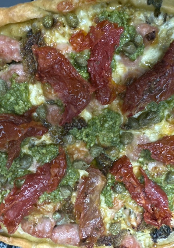 Una foto de 545. Pizza de butifarra y pesto (principal pasta)
