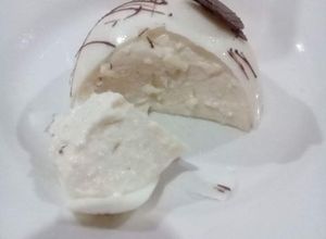 Una foto de Media esfera de queso relleno de jalea de fresa