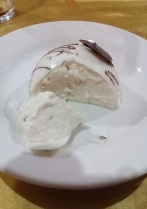 Una foto de Media esfera de queso relleno de jalea de fresa