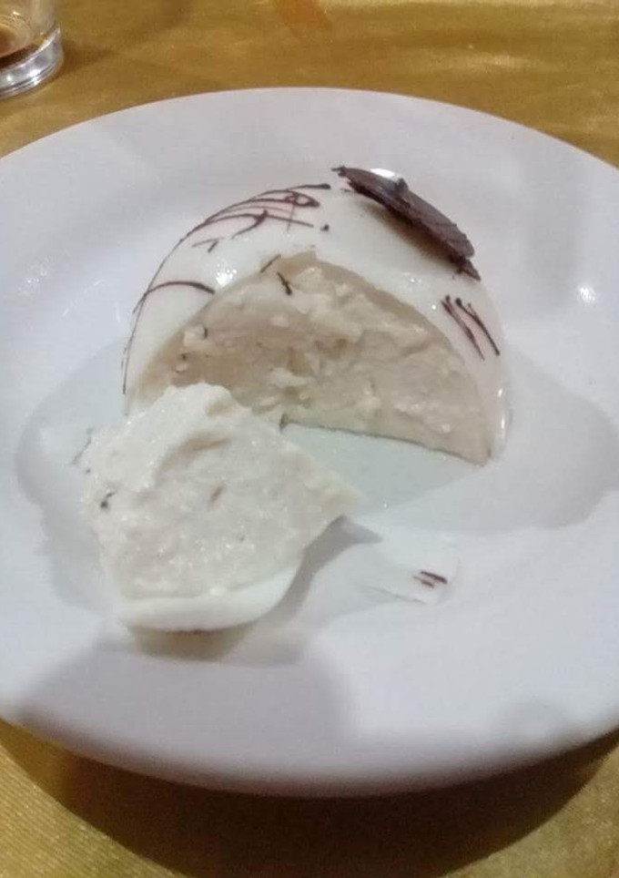 Una foto de Media esfera de queso relleno de jalea de fresa
