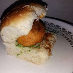 A picture of Wada pav.