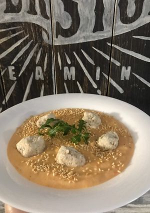 Фото Крем-суп из кабачка и моркови с куриными шариками.