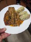 Costillas de cerdo maceradas y al horno con puré de papas revolcón