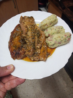 Foto principal de Costillas de cerdo maceradas y al horno con puré de papas revolcón