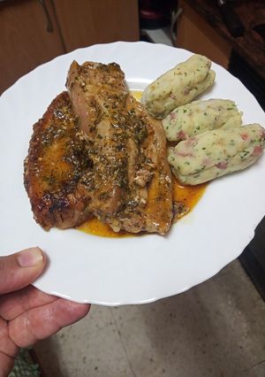 Foto principal de Costillas de cerdo maceradas y al horno con puré de papas revolcón