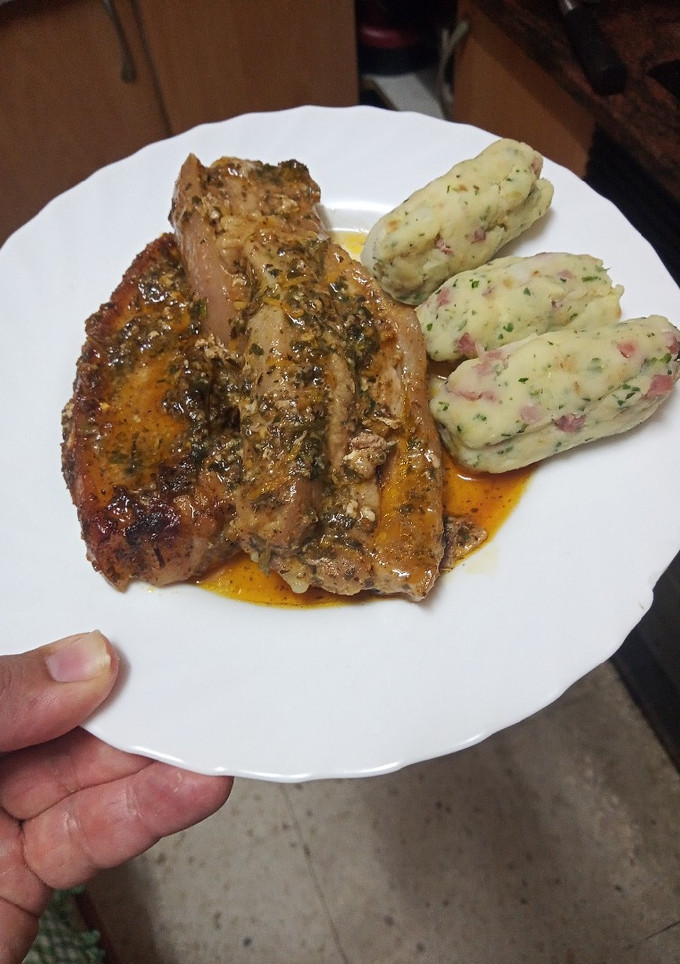Una foto de Costillas de cerdo maceradas y al horno con puré de papas revolcón