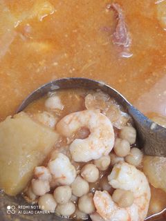 Una foto de Garbanzos con langostinos