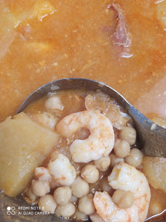Una foto de Garbanzos con langostinos