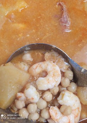 Una foto de Garbanzos con langostinos