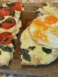 Pizza a la piedra 1/2 Napolitana y 1/2 panceta y huevos fritos