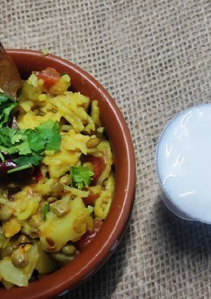 વેજિટેબલ ખીચડી(Vegetable khichdi recipe in Gujarati) રેસીપી મુખ્ય ફોટો
