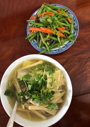 Hình của món Vịt nấu măng, đậu ve xào lòng.