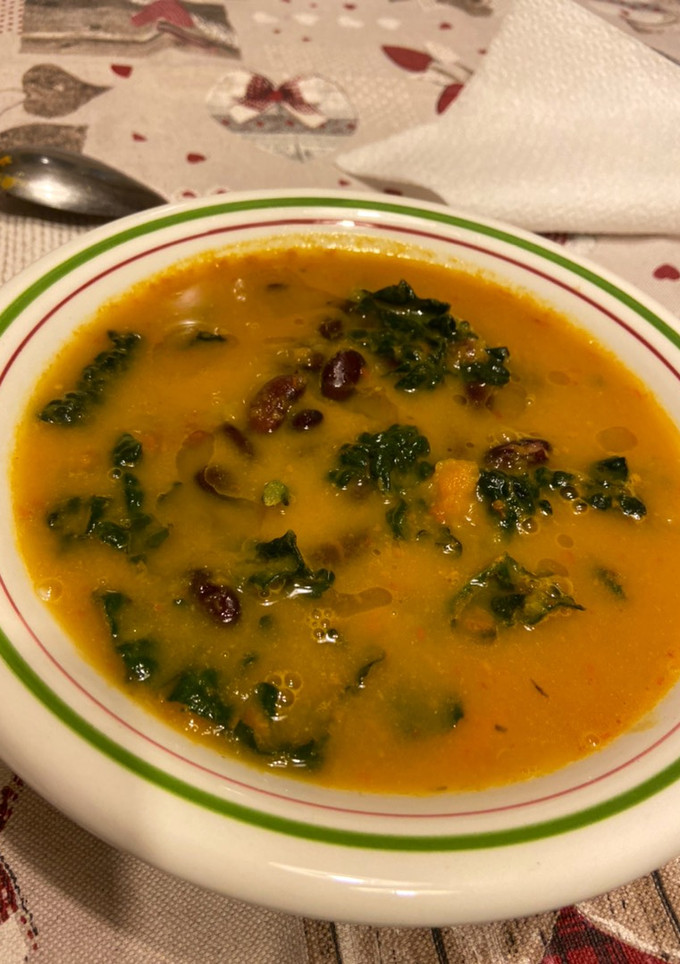 Foto di Zuppa di verdure con fagioli rossi e cavolo nero