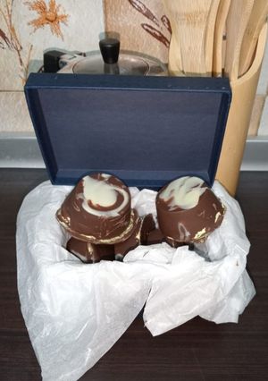 Una foto de Maxi Bombones Rellenos de Nata y Mermelada de Mango