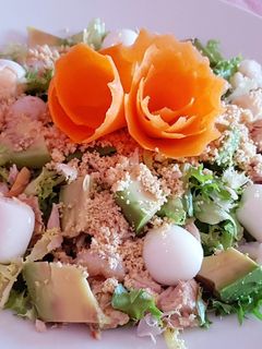 Una foto de Ensalada del mar, la granja y el huerto