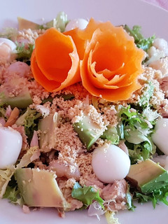 Una foto de Ensalada del mar, la granja y el huerto