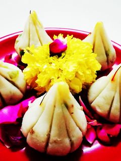 उकडीचे मोदक (Ukdiche Modak recipe in Hindi) रेसिपी मुख्य फोटो