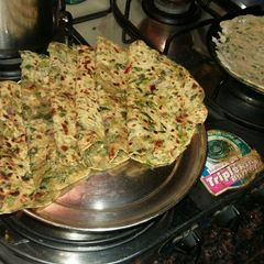 A picture of Methi paratha.