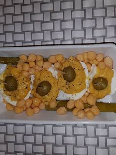 Una foto de Ensalada de huevos y garbanzos
