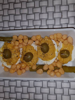 Una foto de Ensalada de huevos y garbanzos