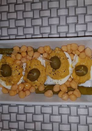 Una foto de Ensalada de huevos y garbanzos