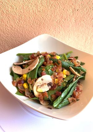 Una foto de Ensalada de espinacas con tocino