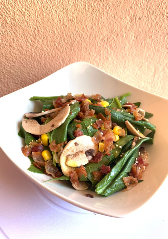 Una foto de Ensalada de espinacas con tocino