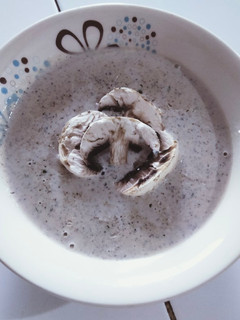 Una foto de Platillo cremoso de champiñones 🍄☄️(Crema de champiñones)